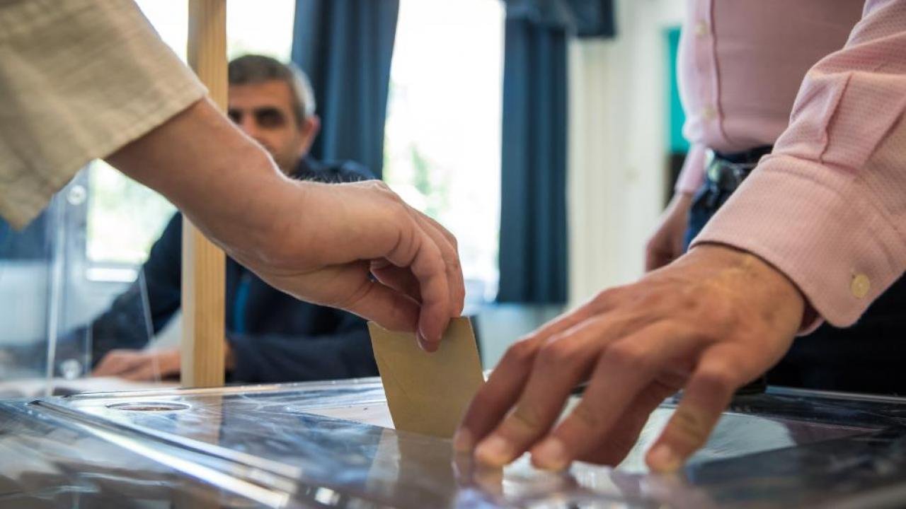 Fransa’daki seçimde sayım devam ediyor: İlk çıkan sonuç