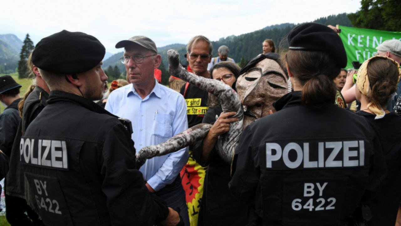 G7 Liderler Zirvesi’nde “iklim değişikliği ve borç affı” gösterisi