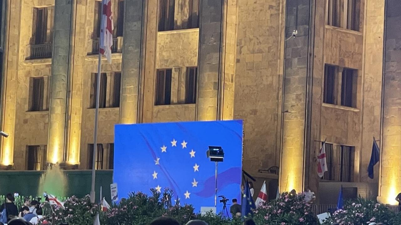 Gürcistan’da onbinler AB’den “aday ülke” statüsü için meydanlarda