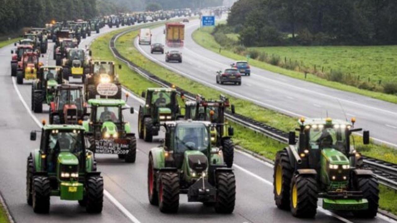 Hollanda’da çiftçiler, traktör ve saman balyaları ile yol kesti
