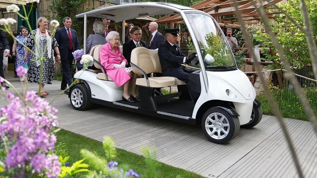 İngiltere Kraliçesi II. Elizabeth Londra’daki çiçek fuarında kameraların karşısına çıktı