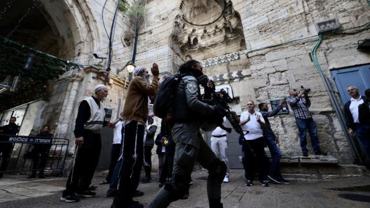 İsrail güçleri ve fanatik Yahudiler 15 Filistinliyi yaraladı