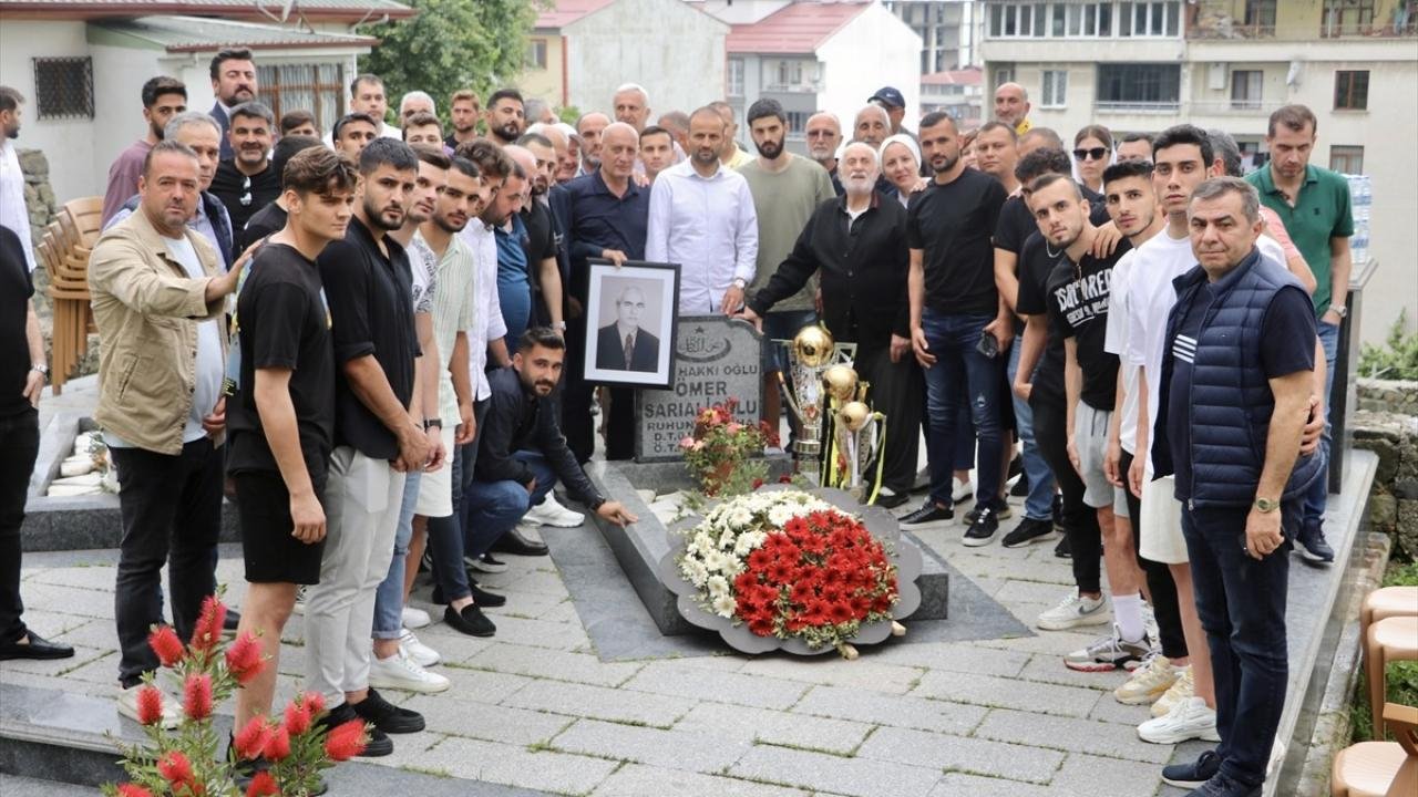 İstanbulspor kupasını Ömer Sarıalioğlu’nun mezarına götürdü