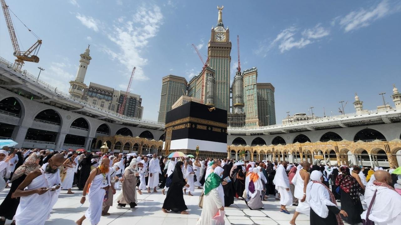 Kabe’de temizlik 24 saat aralıksız devam ediyor