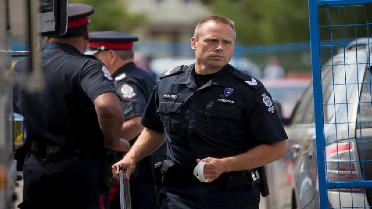 Kanada polisi, okul yakınında silah taşıyan adamı öldürdü