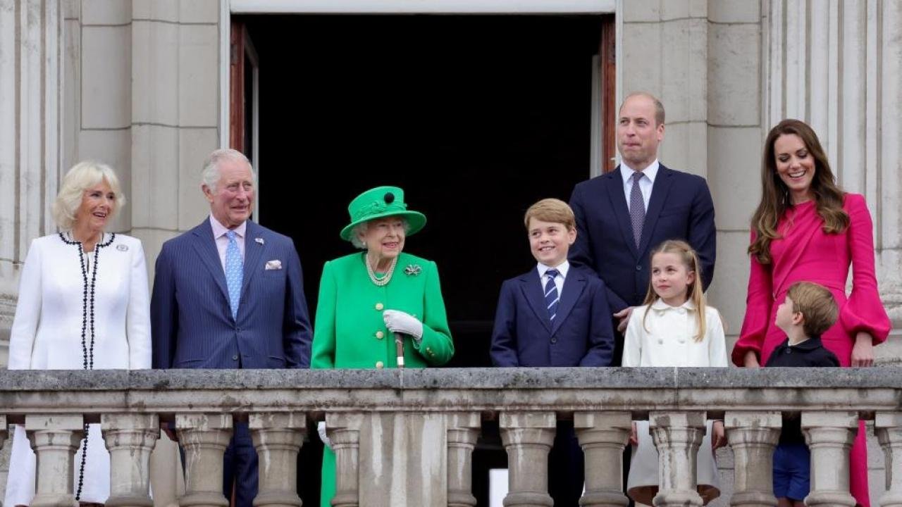 Kraliçe II. Elizabeth’in hologramı halkı selamladı