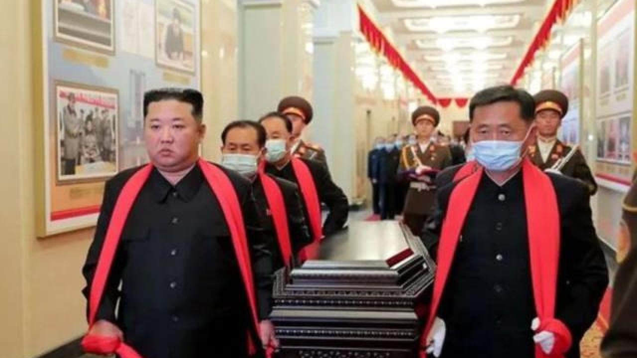 Kuzey Kore lideri Kim’i yıkan ölüm! Elleriyle toprak attı