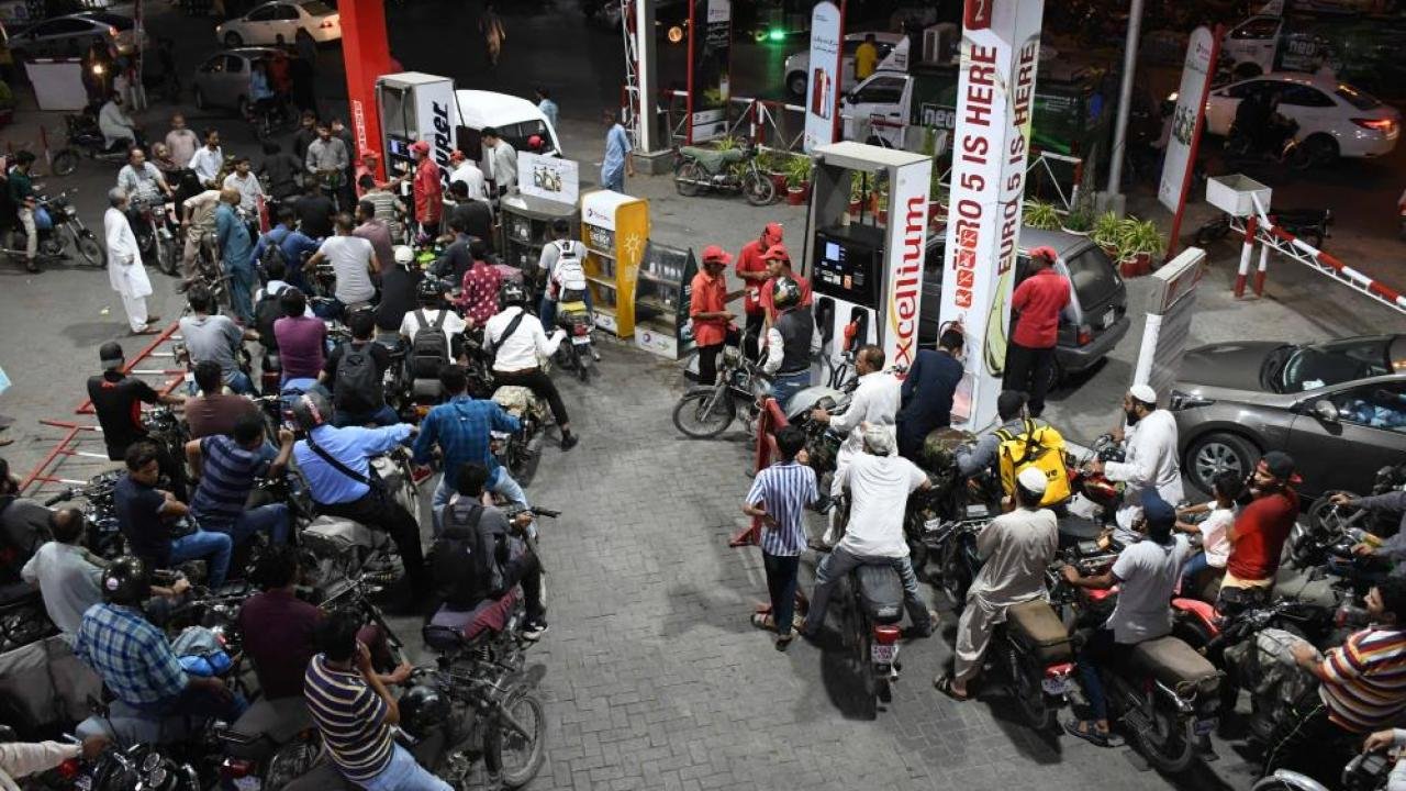 Pakistan’da 20 gün içinde akaryakıta 3’üncü zam