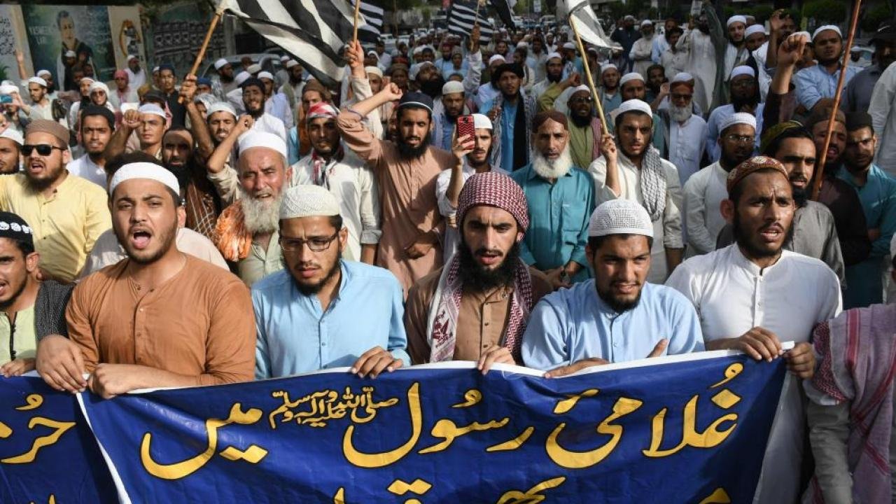 Pakistan’da Peygamberimize hakaret protesto edildi