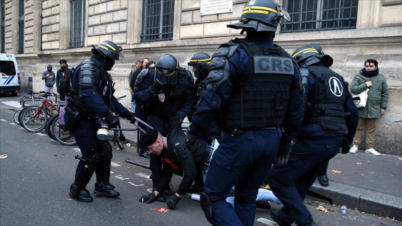 Paris’te  sürücüye ateş açan 3 polis gözaltına alındı