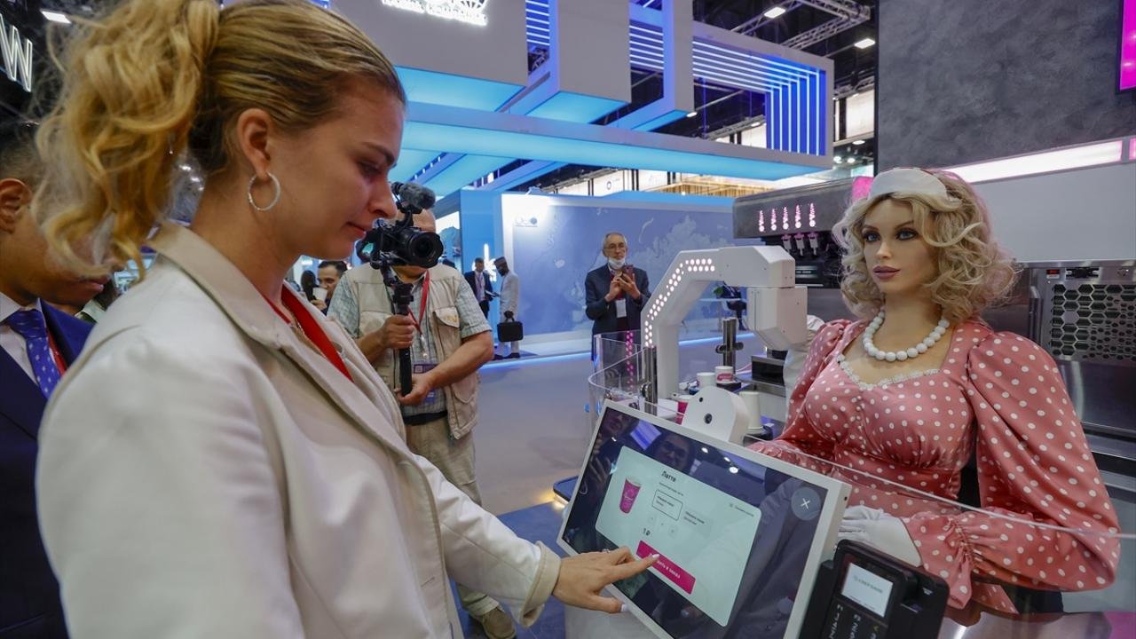 Robot baristadan müşterilere kahve servisi