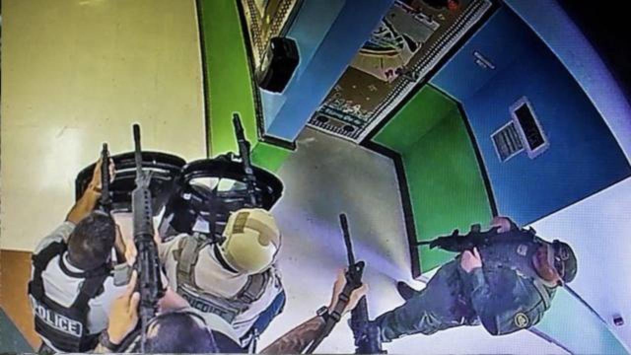 Texas’taki okul katliamında saldırgan dakikalar içinde durdurulabilirmiş