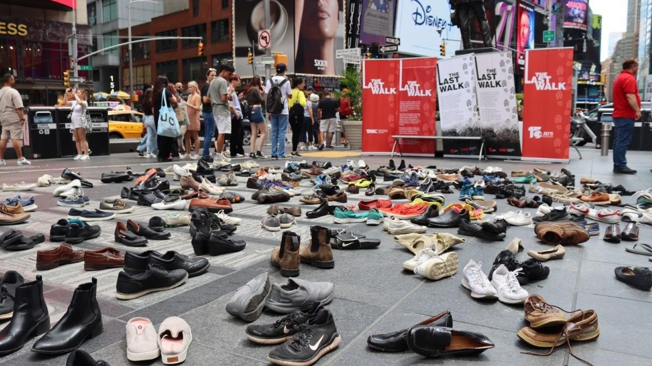 Times Square’de 251 şehidi temsilen 251 ayakkabı segileniyor!