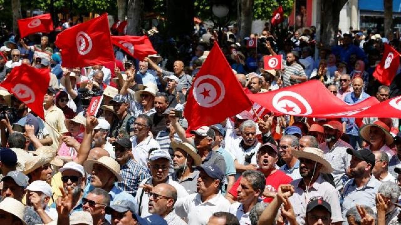 Tunus’ta görevden alınan hakimler açlık grevine hazırlanıyor
