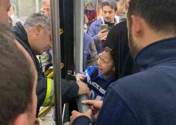 Parmağını Otobüs Demirine Sıkıştıran 3 Yaşındaki Çocuk Demirle Birlikte Hastaneye Kaldırıldı