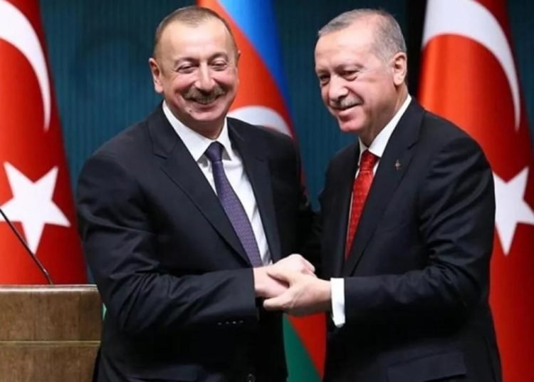 Aliyev İtalyanlara Türkiye’yi övdü