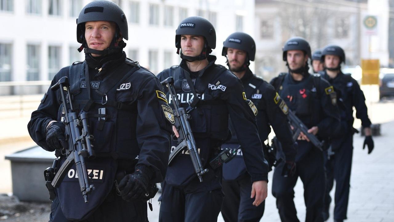 Almanya’da 5 polisin evine baskın: Örgüt sembolleri bulundu