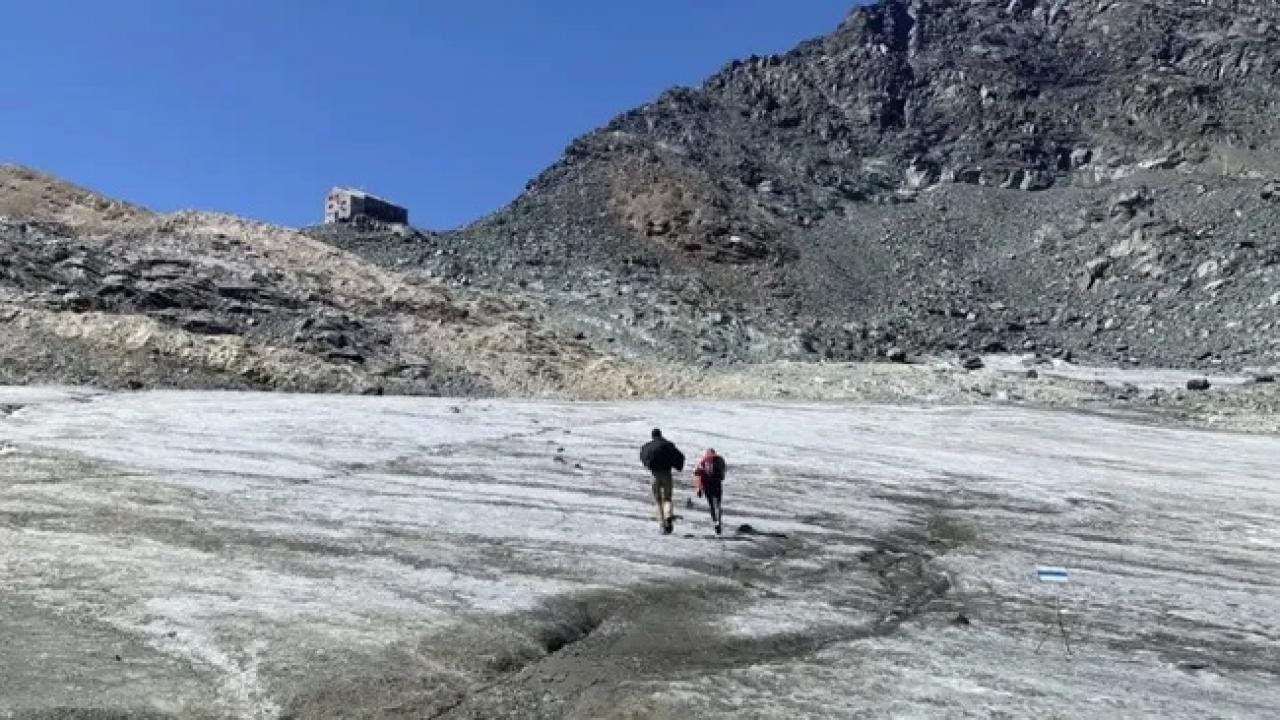 Alpler’de buzulların erimesi sonucu insan kemikleri ve uçak enkazı bulundu