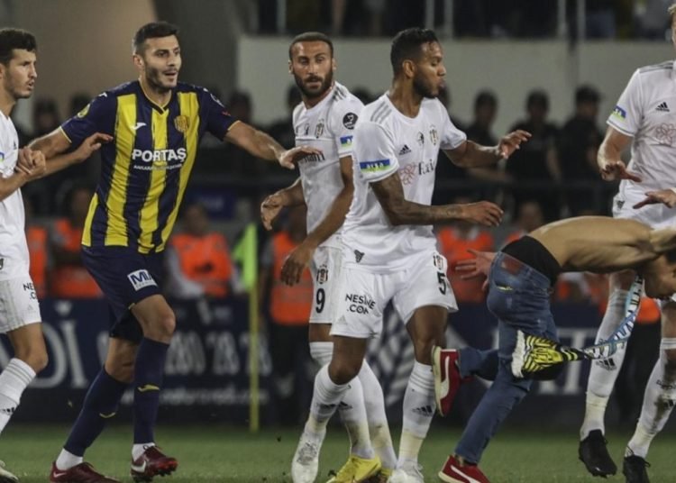 Ankaragücü taraftarı Salih’e saldırdı! Josef kırmızı kart gördü