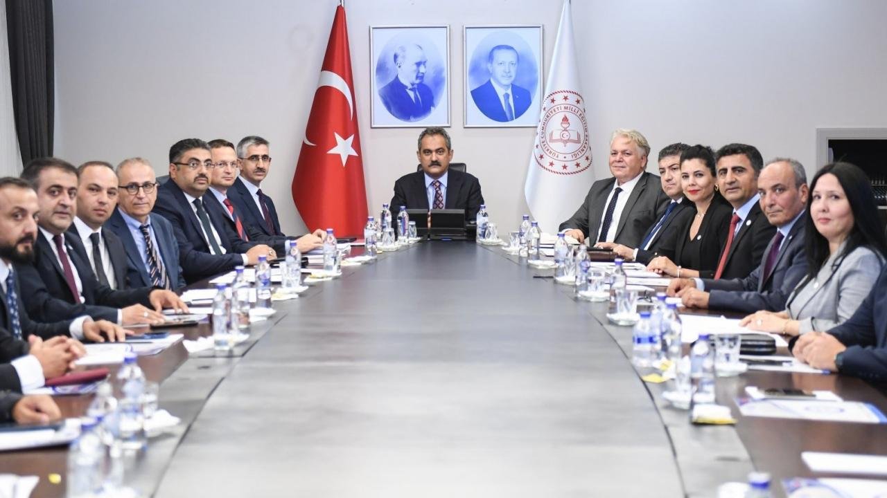 Bakan Özer, özel eğitim dernek ve federasyon başkanlarıyla bir araya geldi