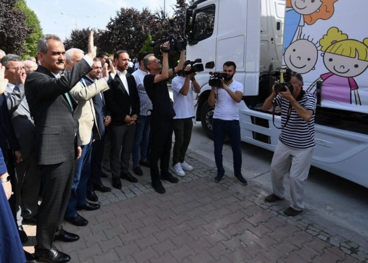 Başkan Erdoğan müjdesini vermişti! Bakan Özer: 136 milyon yardımcı kaynağı teslim ettik