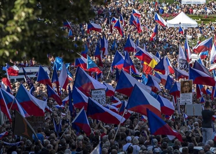 Çekya’da 70 bin kişi enerji fiyatları ve hükümetin Rusya politikalarını protesto etti
