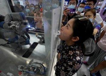Çin’de Covid-19 testi yapan robot geliştirildi