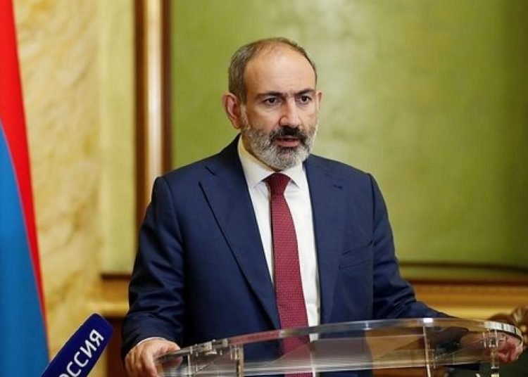 Ermeniler sokağa indi: Paşinyan’ın kellesini istiyorlar