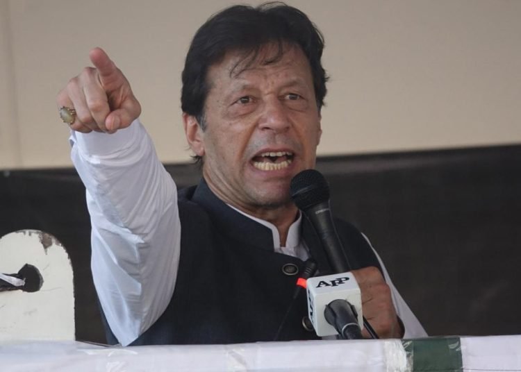 Eski Pakistan Başbakanı Han hakkında “polis ve yargıcı tehditten” işlem başlatıldı