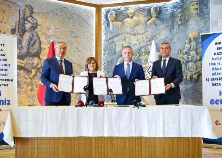 Gaziantep’te 11 ve 12’nci sınıf öğrencilerine yıllık 1200 TL destek