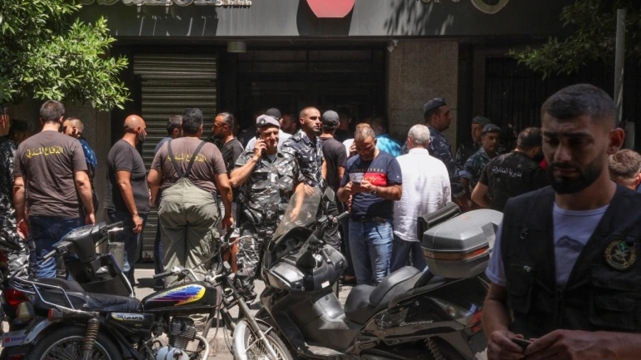 Hesabındaki parayı çekemeyince banka çalışanlarını rehin aldı