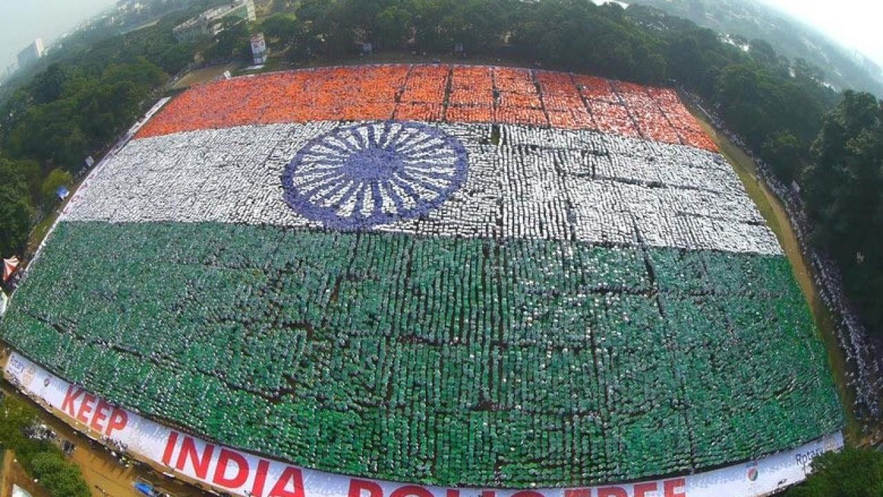 Hindistan’da insanların oluşturduğu dev bayrak, Guinness rekoru kırdı