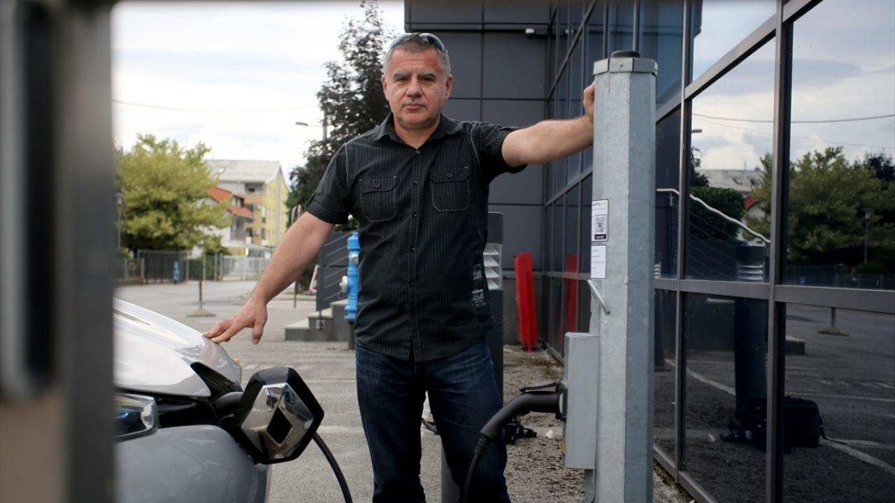 Hırvatistan’da elektrik direkleri araç şarj istasyonlarına dönüştürülüyor