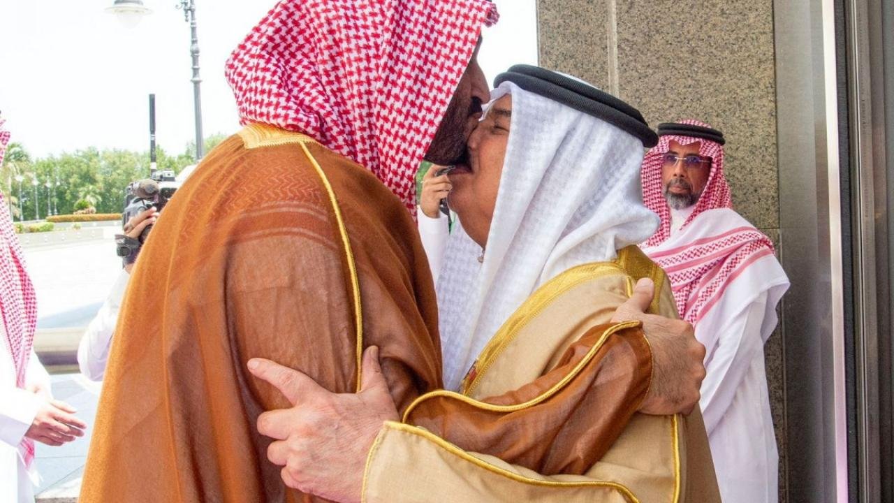 İki prensin görüşmesine damga vuran görüntü!