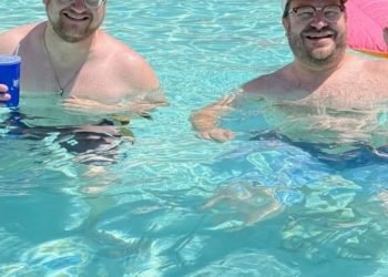 İkisi de şaştı kaldı: Yüzerken kopyasıyla karşılaştı