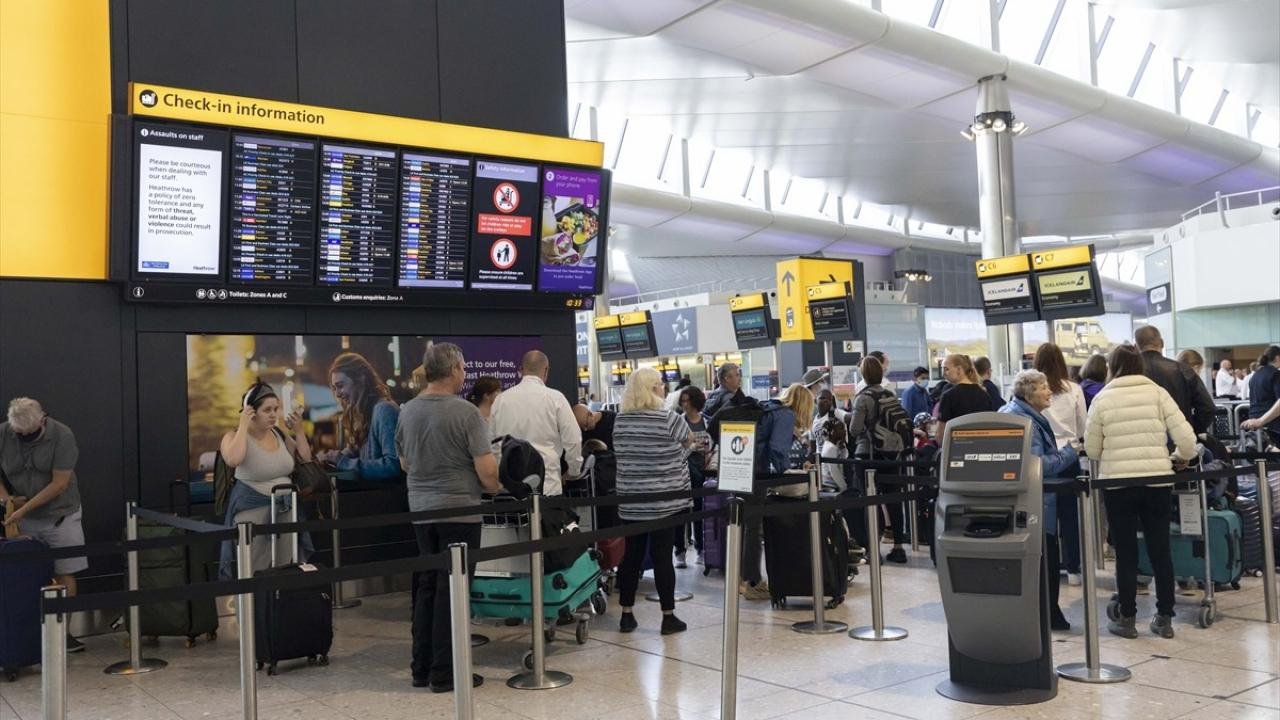 İngiltere havalimanlarındaki kaos giderek büyüyor