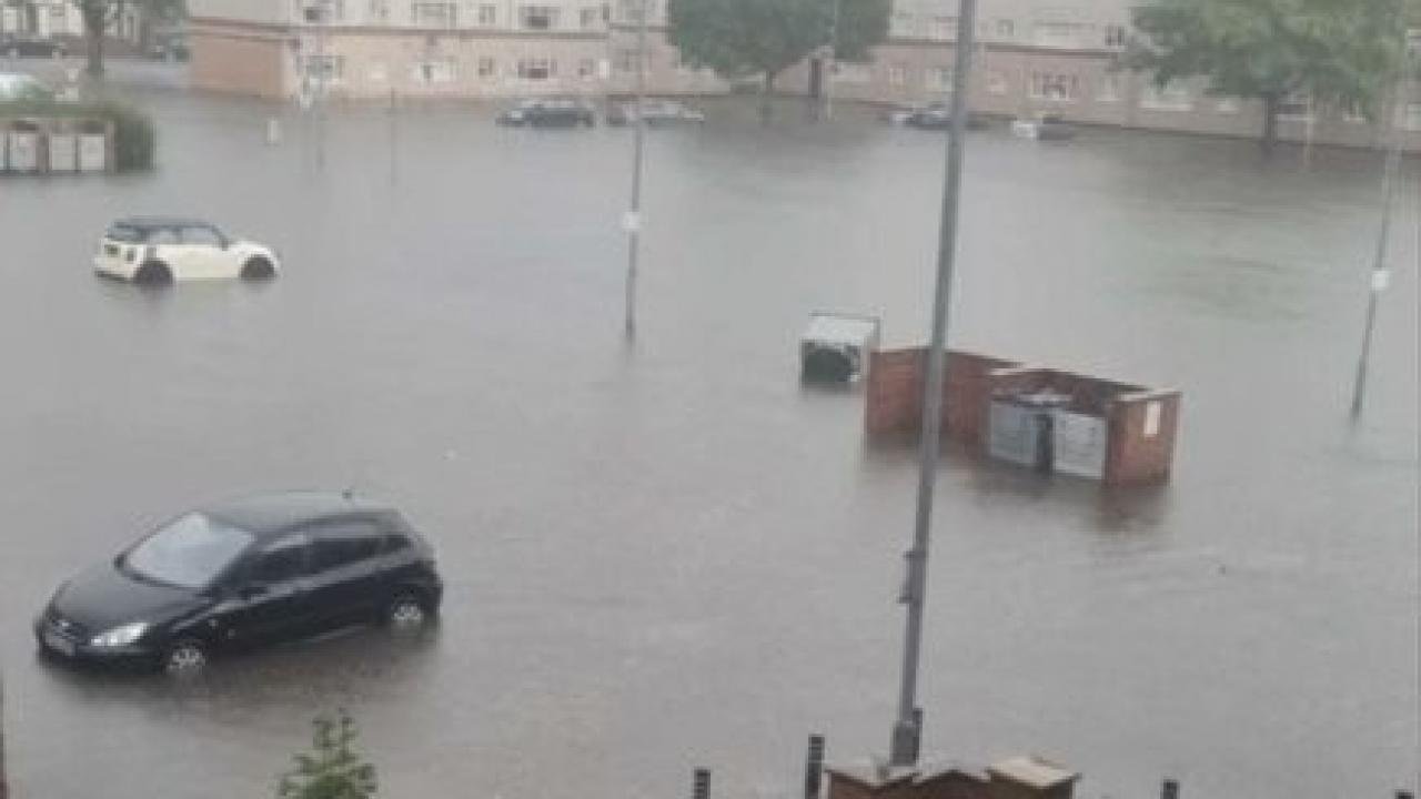 İngiltere’yi sel vurdu: Araçlar su altında kaldı