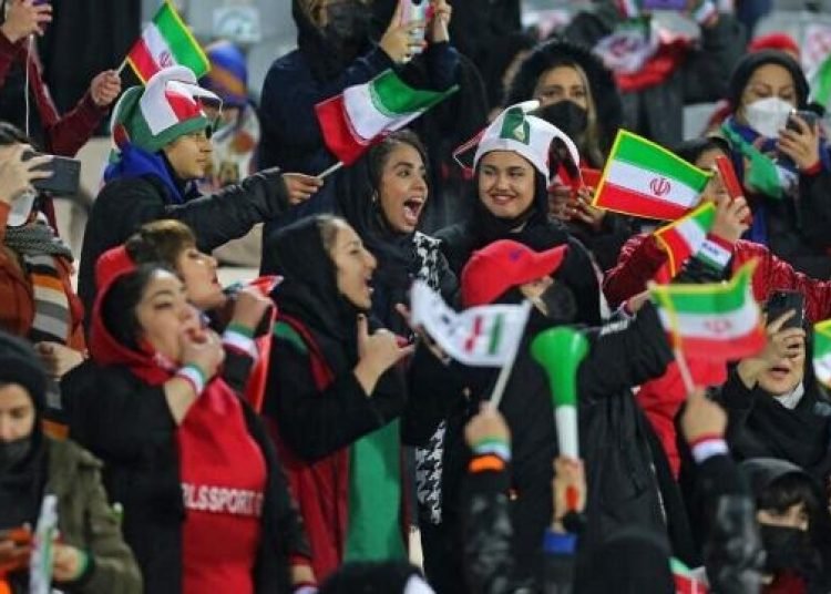 İran’da ilk kez Süper Lig maçında tribünler kadınlara açıldı