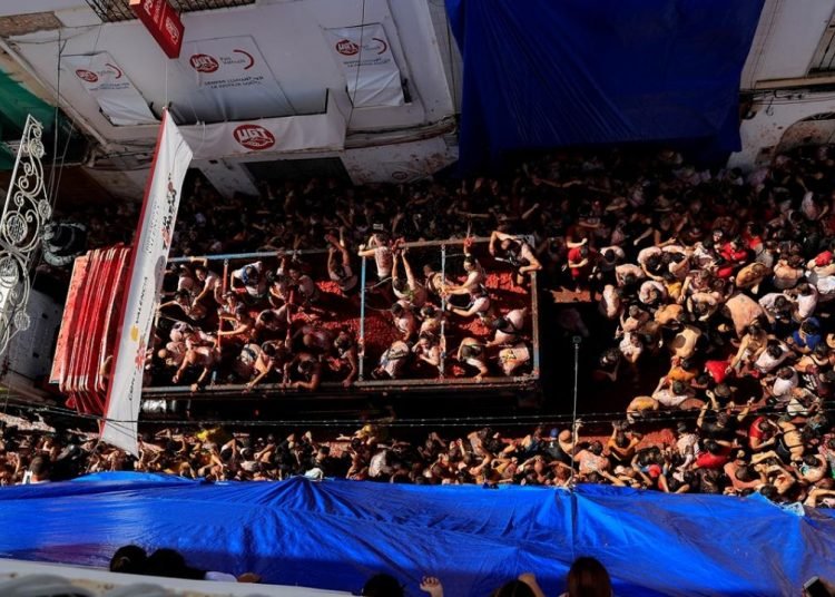 İspanya’da La Tomatina festivalinde 130 ton domates havalarda uçuştu