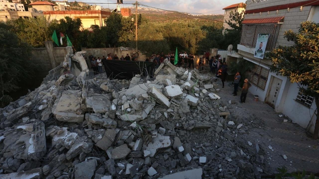 İsrail zulmü sürüyor: Filistinlilerin evleri yıkıldı