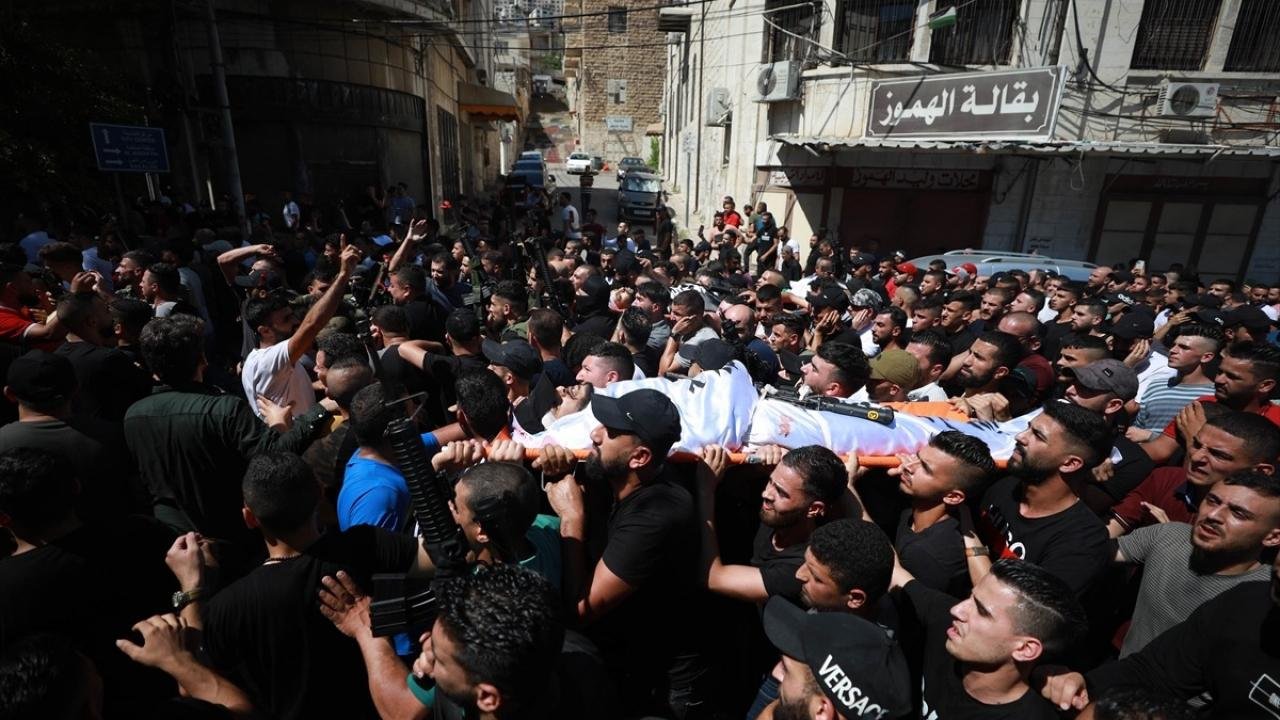 İsrail’in katlettiği 2 Filistinli son yolculuğuna uğurlandı