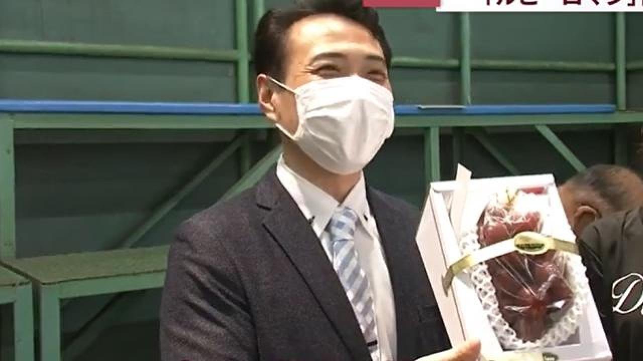 Japonya’da bir salkım üzüm 10 bin 800 dolar