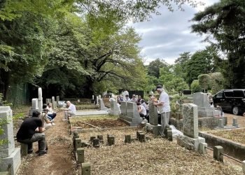 Japonya’da İslam ve Türk büyüklerinin kabirleri çiçeklendirildi