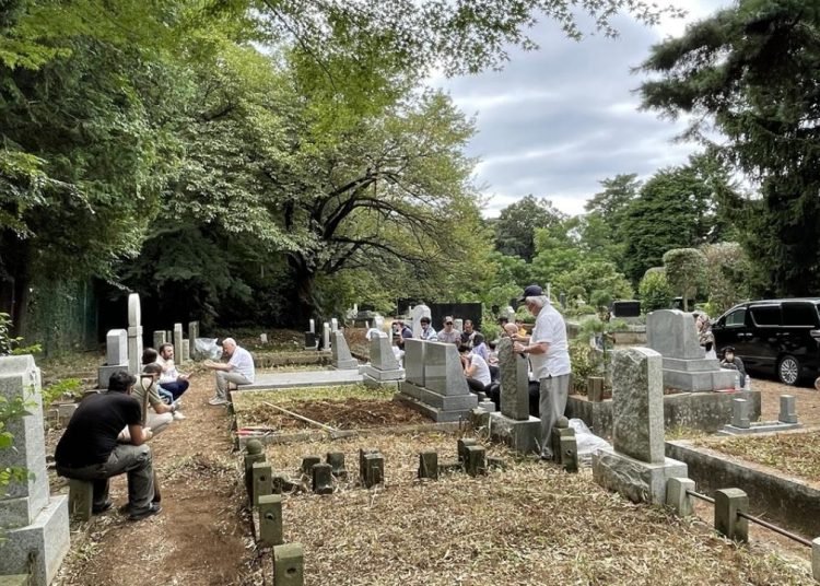 Japonya’da İslam ve Türk büyüklerinin kabirleri çiçeklendirildi