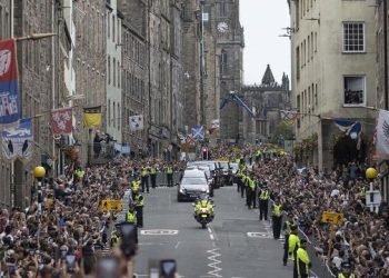 Kraliçe Elizabeth’in cenazesi İskoçya’nın başkenti Edinburgh’a götürüldü
