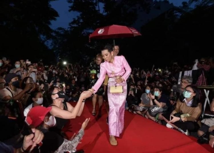 Kraliçe ile “alay eden” şahsa 2 yıl hapis cezası