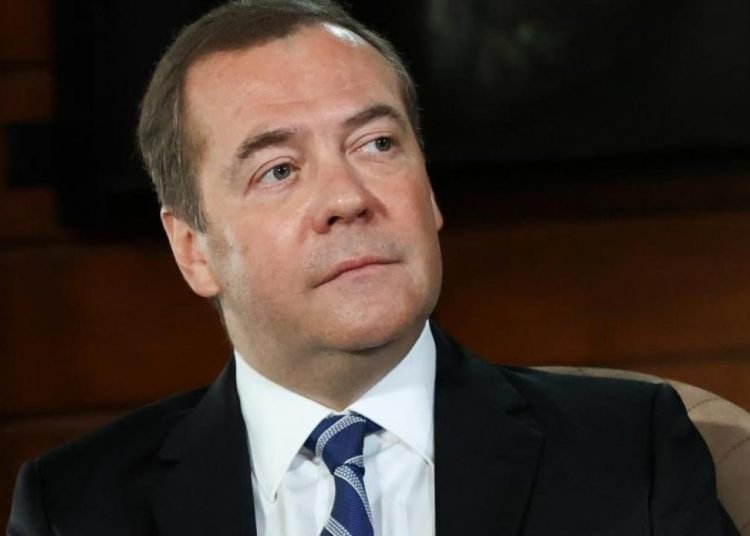 Medvedev: Ukrayna NATO’ya üye olmasa da operasyonlar durmayacak