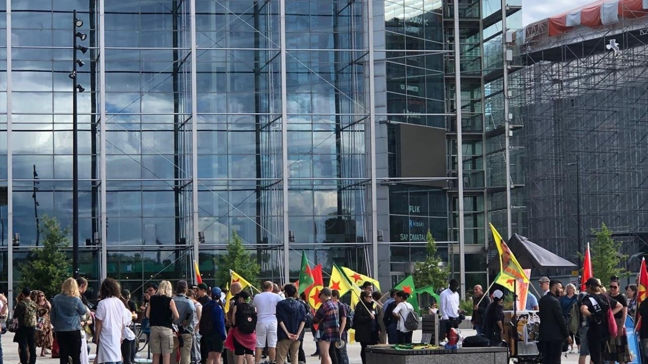 PKK/YPG yandaşları Finlandiya’da sokağa çıktı
