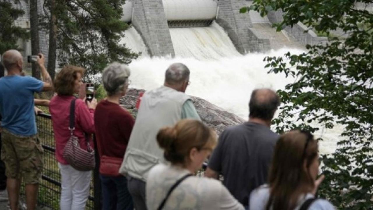 Rus turistlere Ukrayna milli marşı dinletiyorlar