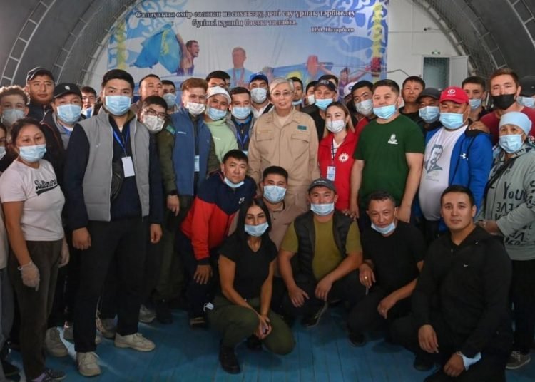 Tokayev felaket bölgesinde… “İki buçuk ay içerisinde yeni evler yapılacak”